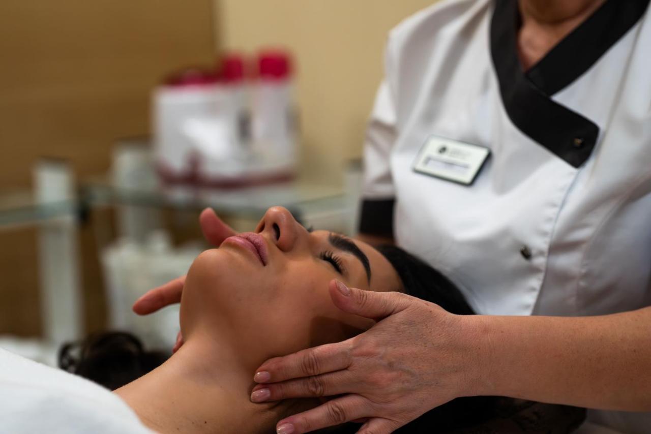 幸运班斯科公寓式酒店Spa及休闲 外观 照片 A woman receiving a facial massage