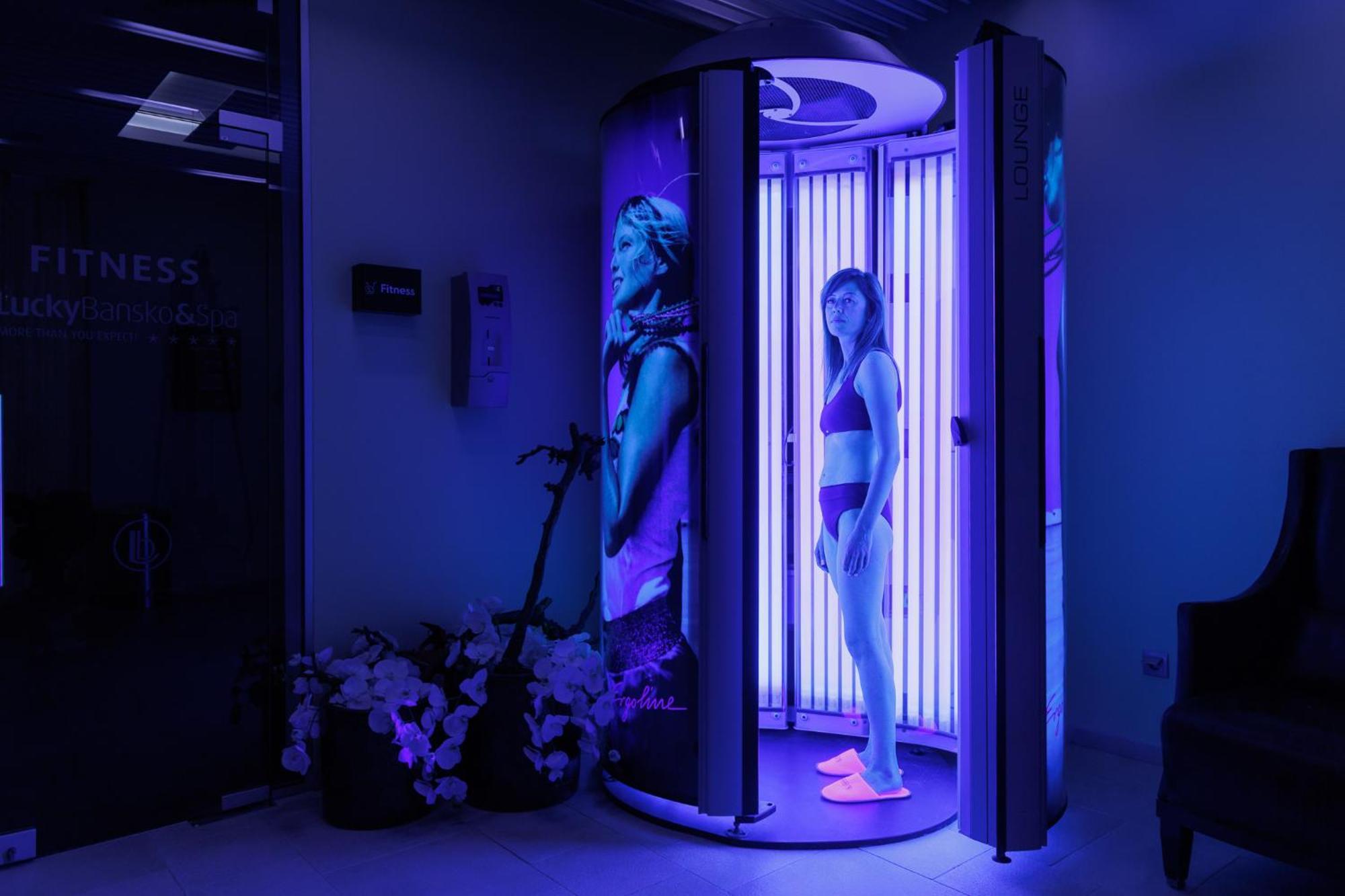 幸运班斯科公寓式酒店Spa及休闲 外观 照片 A woman tanning in a solarium