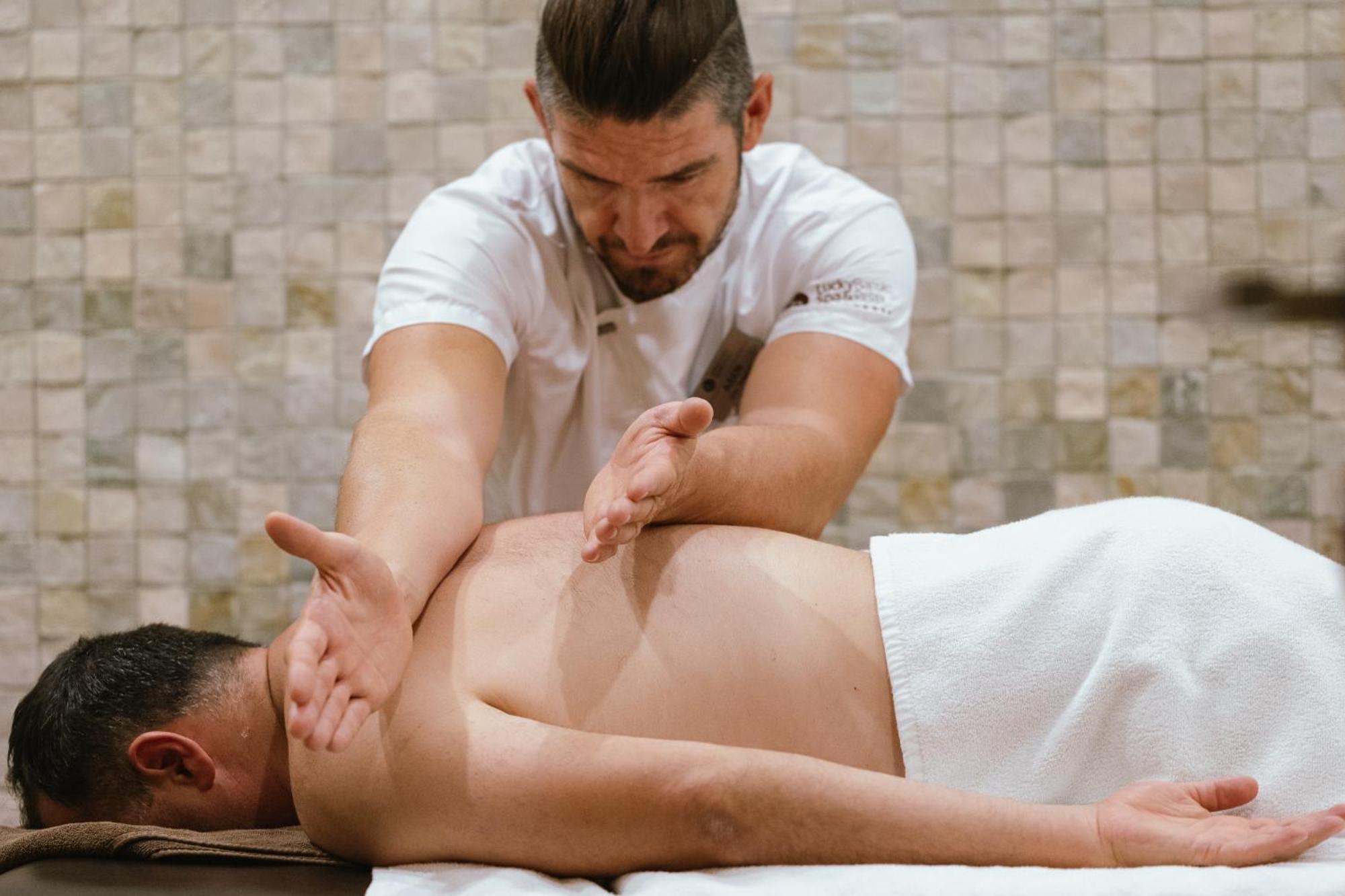 幸运班斯科公寓式酒店Spa及休闲 外观 照片 A massage therapist treating a patient